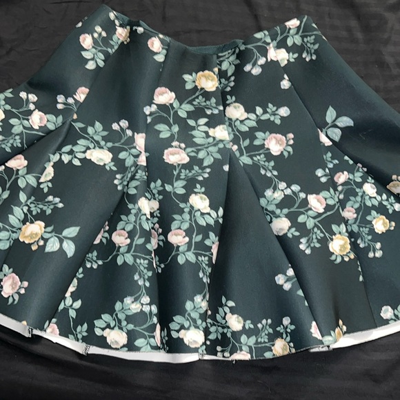 LAUREN CONRAD RUNWAY Mini Skirt Size 16 Green
Floral Flare Style - Picture 2 of 5